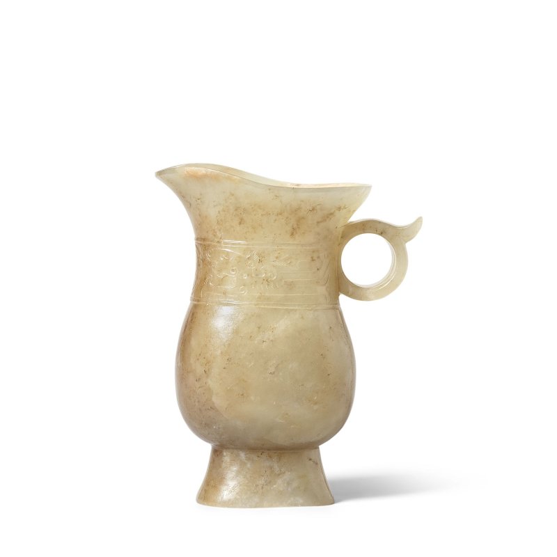 明 青白玉仿古夔龍紋鋬耳觯式杯 | AN ARCHAISTIC PALE GREEN JADE EWER