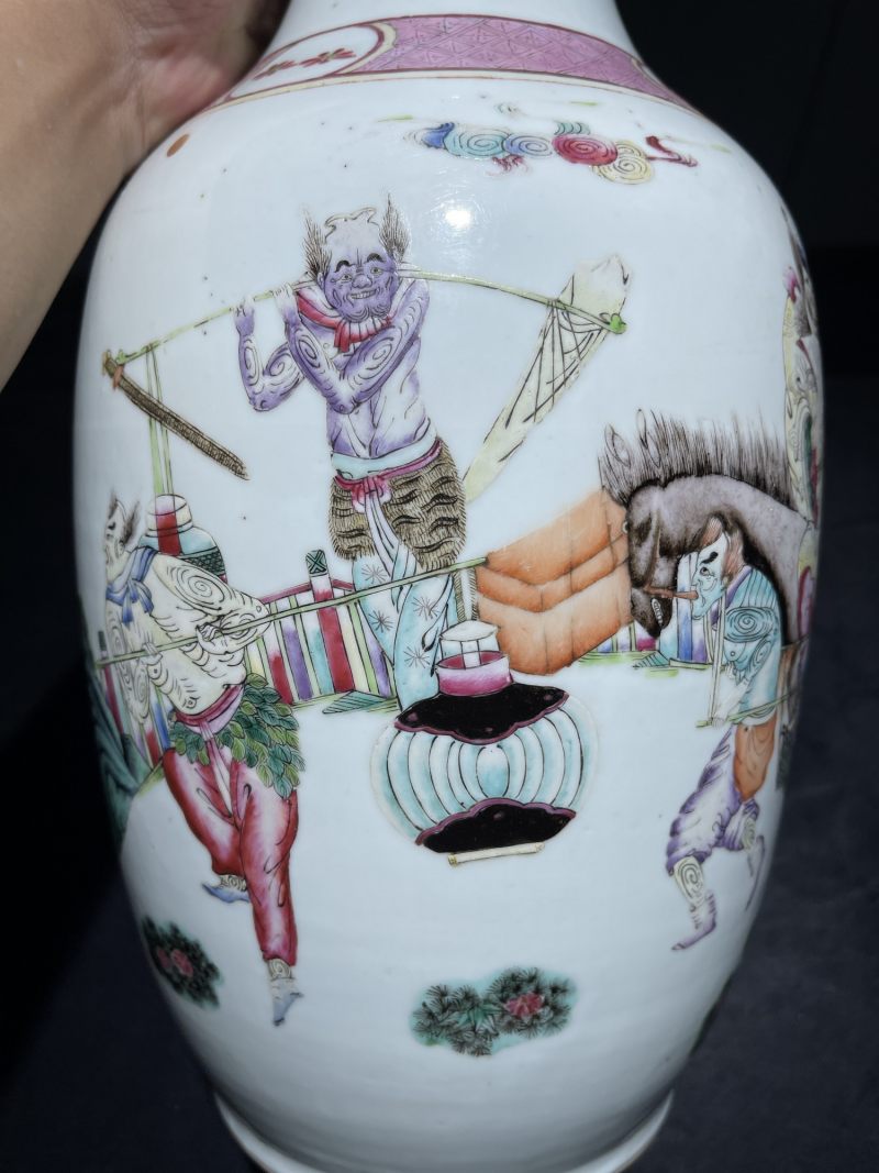 清晚期 粉彩钟馗嫁妹纹瓶 - 图7