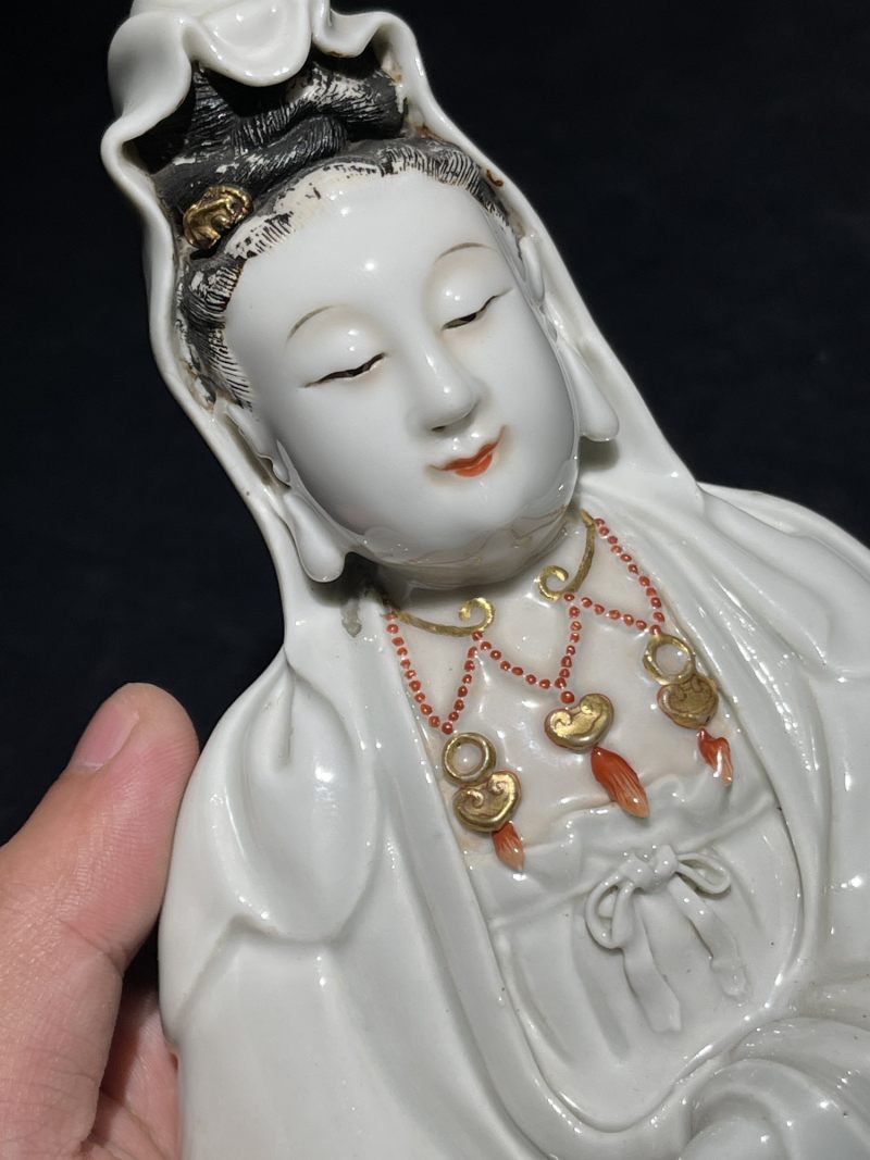 清乾隆 唐英风格粉彩观音坐像 - 图5