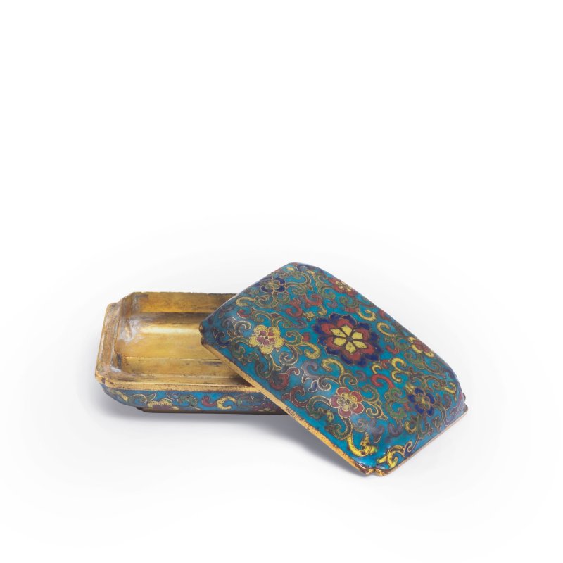 清乾隆 銅胎掐絲琺琅花卉紋蓋盒 | AN EXTREMELY RARE DOCUMENTARY SMALL GILT-BRONZE AND CLOISONNÉ ENAMEL BOX AND COVER - 图4