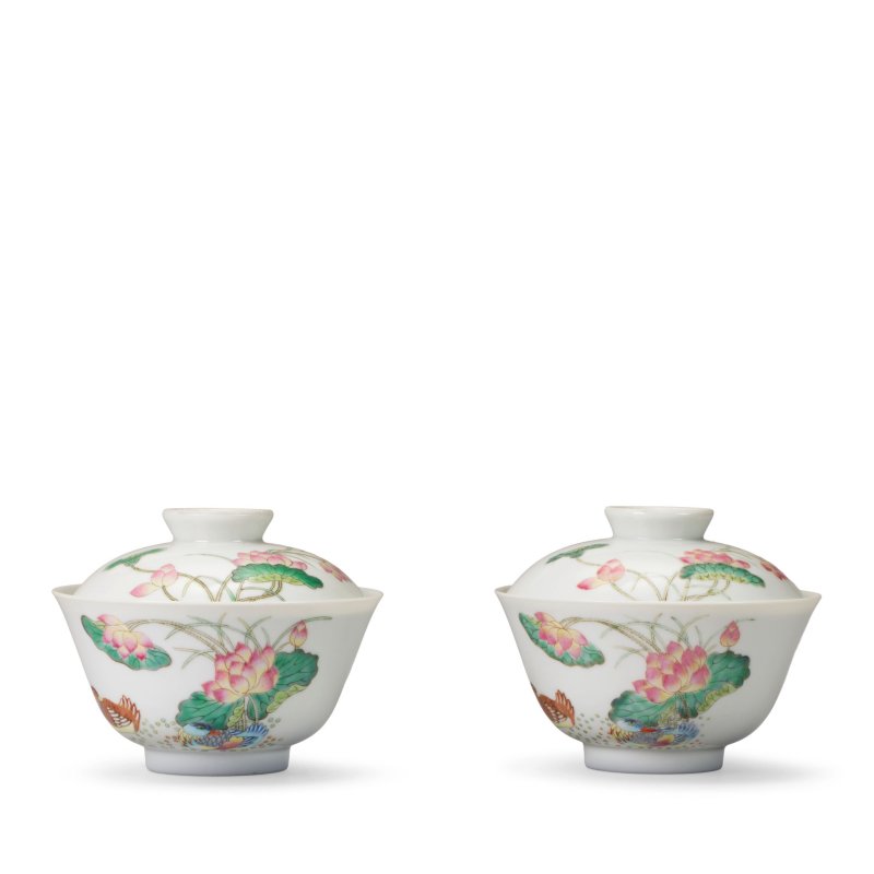 清道光 粉彩鴛鴦蓮花紋蓋碗一對 | A PAIR OF FAMILLE ROSE 'MANDARIN DUCK' BOWLS AND COVERS