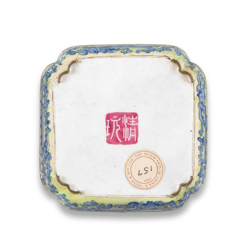 十八世紀 銅胎畫琺琅花卉紋倭角方杯及盤 | A PAINTED ENAMEL 'FLORAL' CUP AND SAUCER - 图4