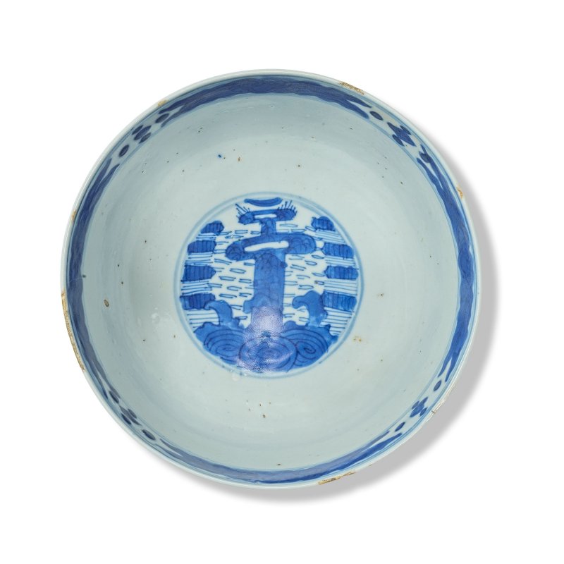 十七/十八世紀 青花盌及公道盃 | A BLUE AND WHITE BOWL TOGETHER WITH A BLUE AND CELADON-GLAZED 'TRICK' CUP - 图6