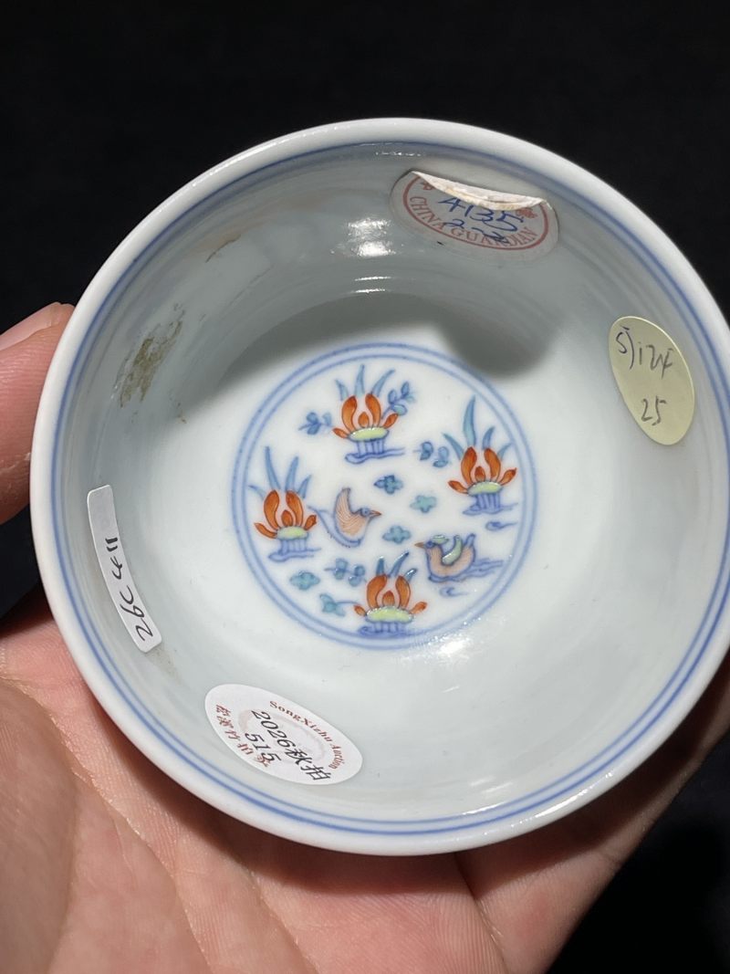 清中期 斗彩莲池鸳鸯纹杯一对 - 图12