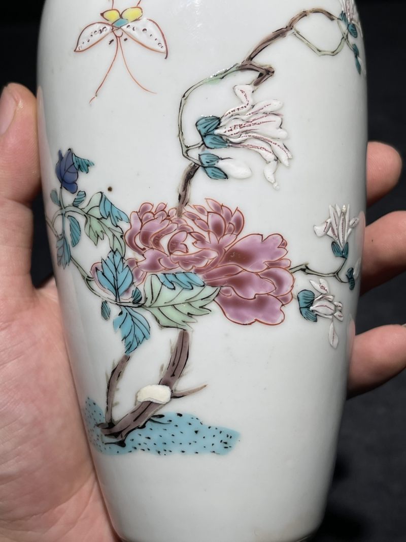 清雍正 粉彩花蝶纹莱菔瓶 - 图4