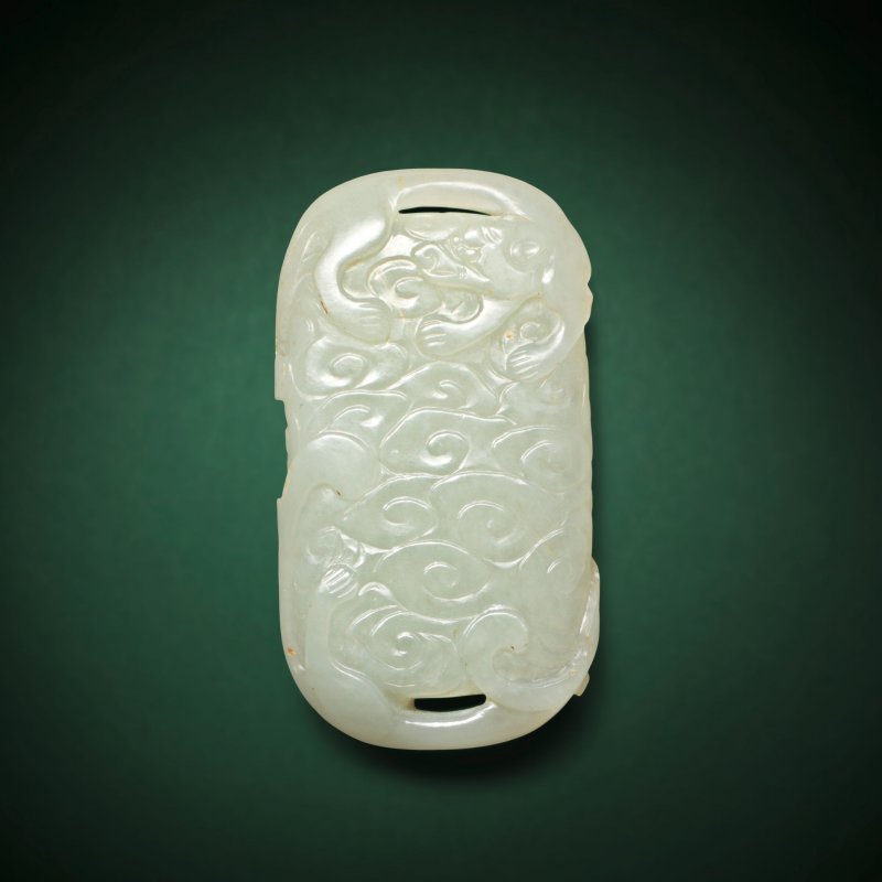 十八/十九世紀 青玉螭龍云紋佩 | A VERY PALE GREEN JADE 'CHILONG AND CLOUDS' PENDANT - 图1