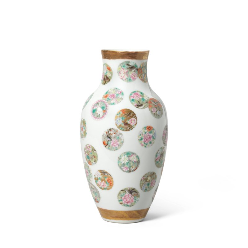 或民國 粉彩皮球花紋瓶 | A FAMILLE ROSE 'MEDALLION' VASE - 图1