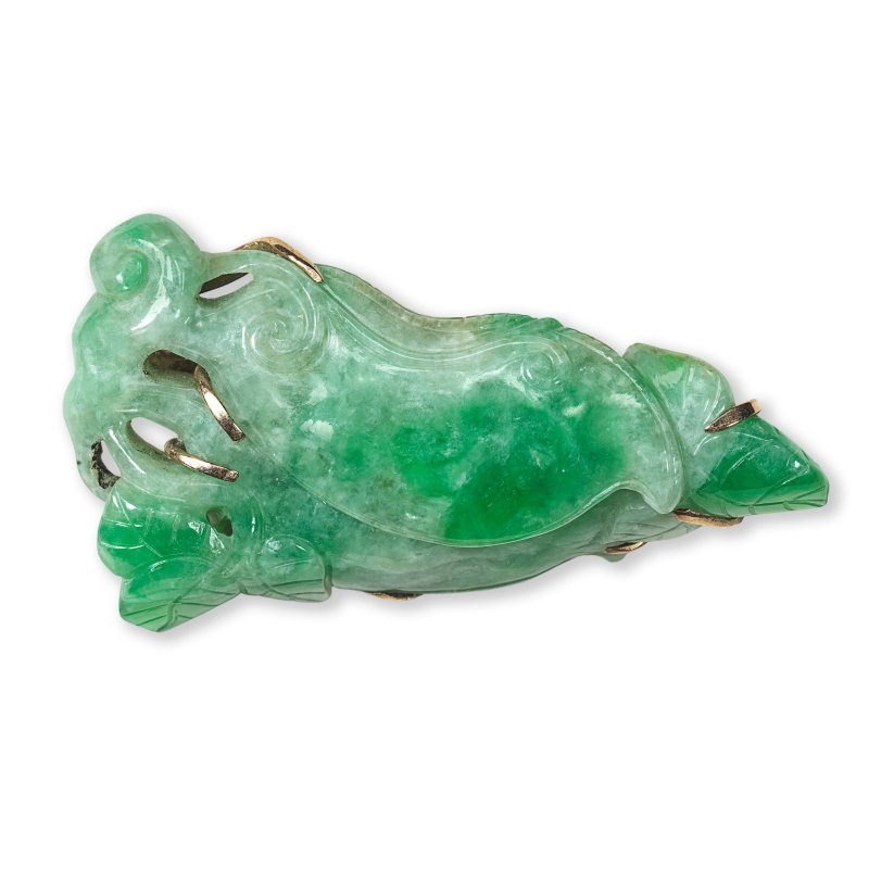翡翠雕豆莢墜 | AN APPLE GREEN JADEITE 'BEAN POD' PENDANT