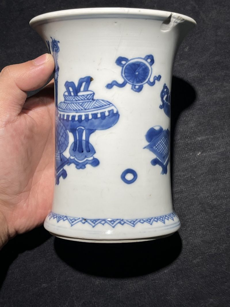 清康熙 青花博古纹束腰笔筒 - 图5