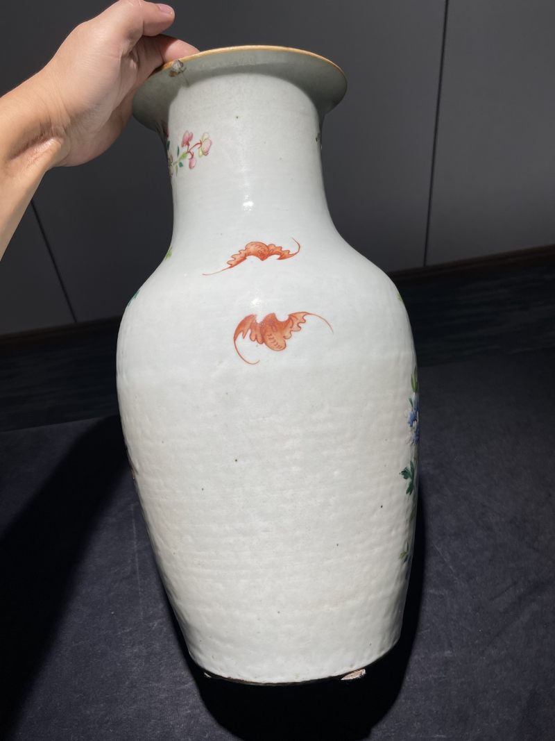 清乾隆 粉彩戏猫图罗汉瓶 - 图4