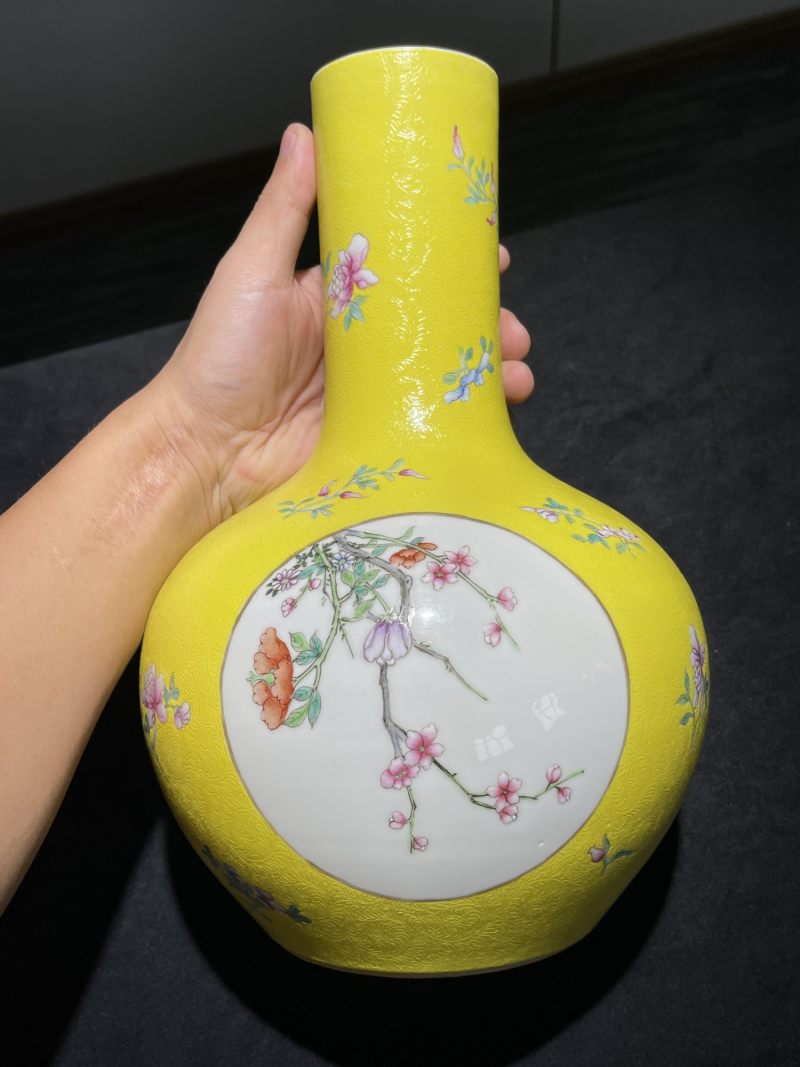 民国 黄地轧道粉彩开光花卉纹天球瓶一对 - 图2