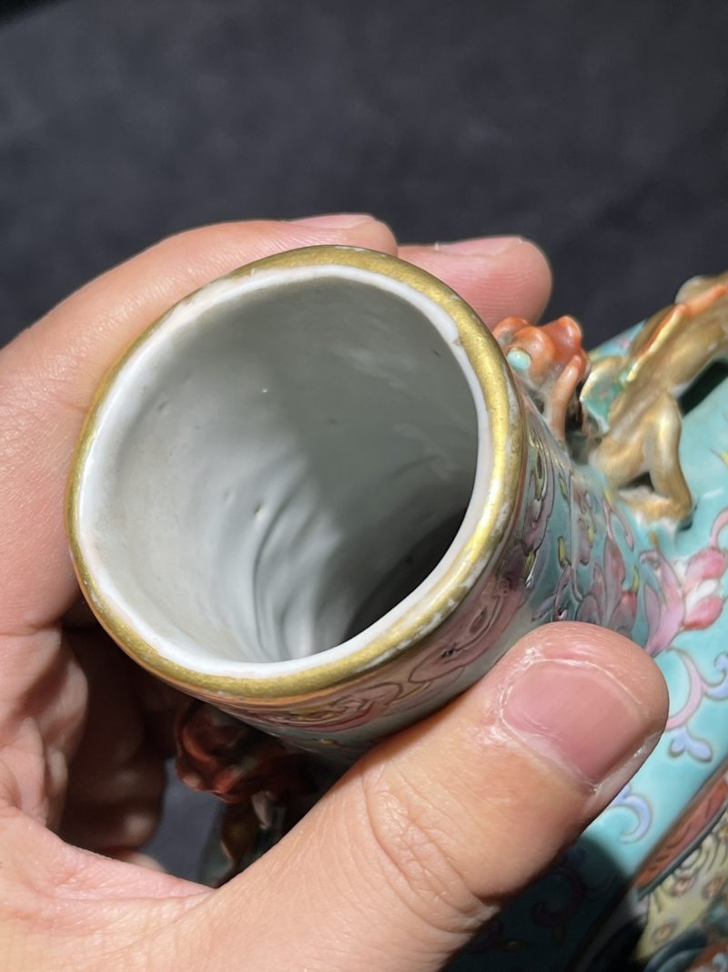 清同治 粉彩花卉开光花鸟人物纹抱月瓶一对 - 图21