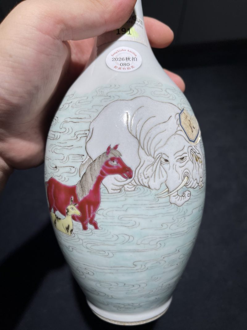 清晚期 粉彩三兽渡河纹橄榄瓶 - 图4