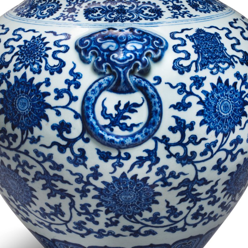 清乾隆 青花纏枝蓮八吉祥紋鋪首耳壺 | A VERY RARE LARGE IMPERIAL MING-STYLE BLUE AND WHITE 'BAJIXIANG' VASE, HU - 图27