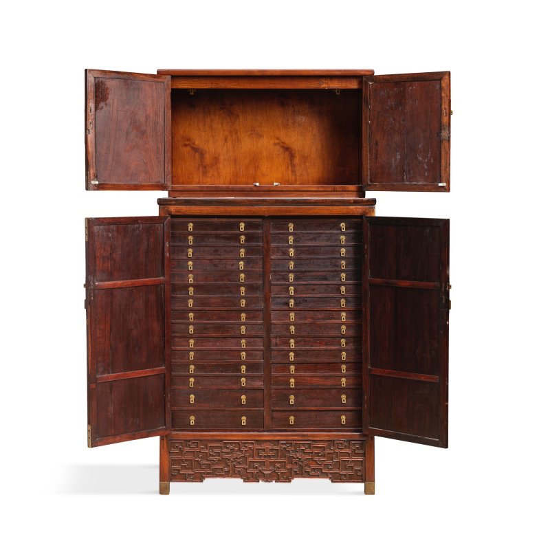 清中期 紅木花梨木雕福慶有餘紋底柜及顶柜 一组两件 | A HUALI AND HONGMU CABINET AND A HAT CHEST - 图8