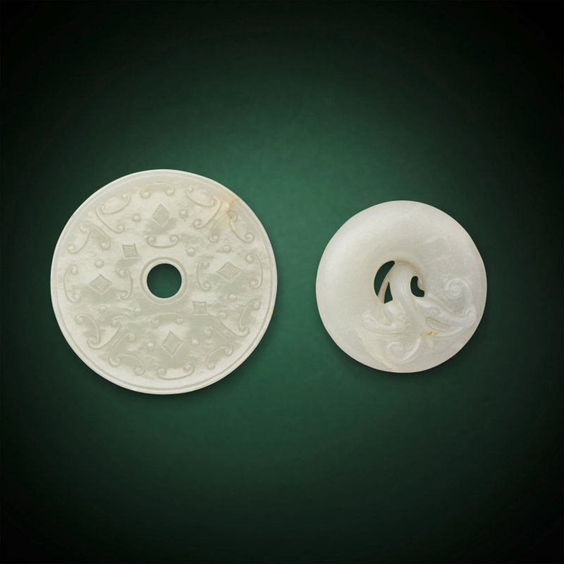 十八及十九世紀 青白玉螭龍紋璧 一組兩件 | TWO ARCHAISTIC JADE 'CHILONG' DISCS, BI - 图2