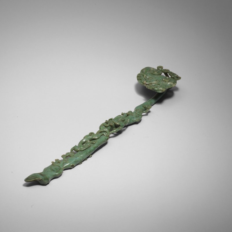 清乾隆 碧玉螭龍紋如意 | A SPINACH GREEN JADE 'CHILONG' SCEPTRE, RUYI
