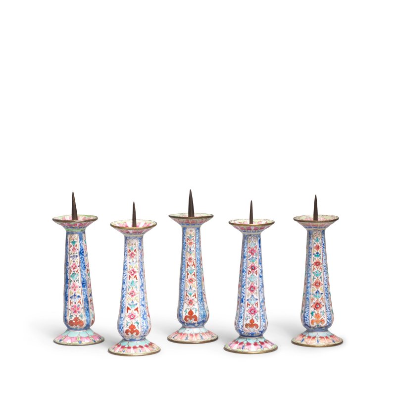 清乾隆 銅胎畫琺琅花卉紋燭臺 一組五件 | A GROUP OF FIVE PAINTED ENAMEL PRICKET CANDLESTICKS