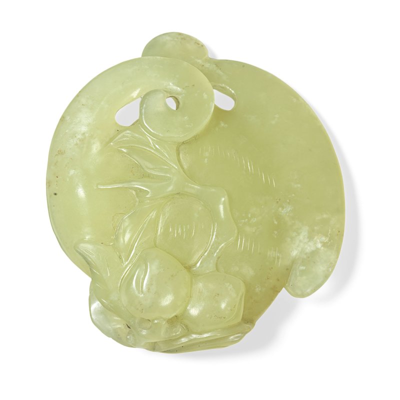 十九/二十世紀 青黃玉雕福壽雙全把件 | A GREENISH-YELLOW JADE 'BAT AND PEACHES' PENDANT - 图2