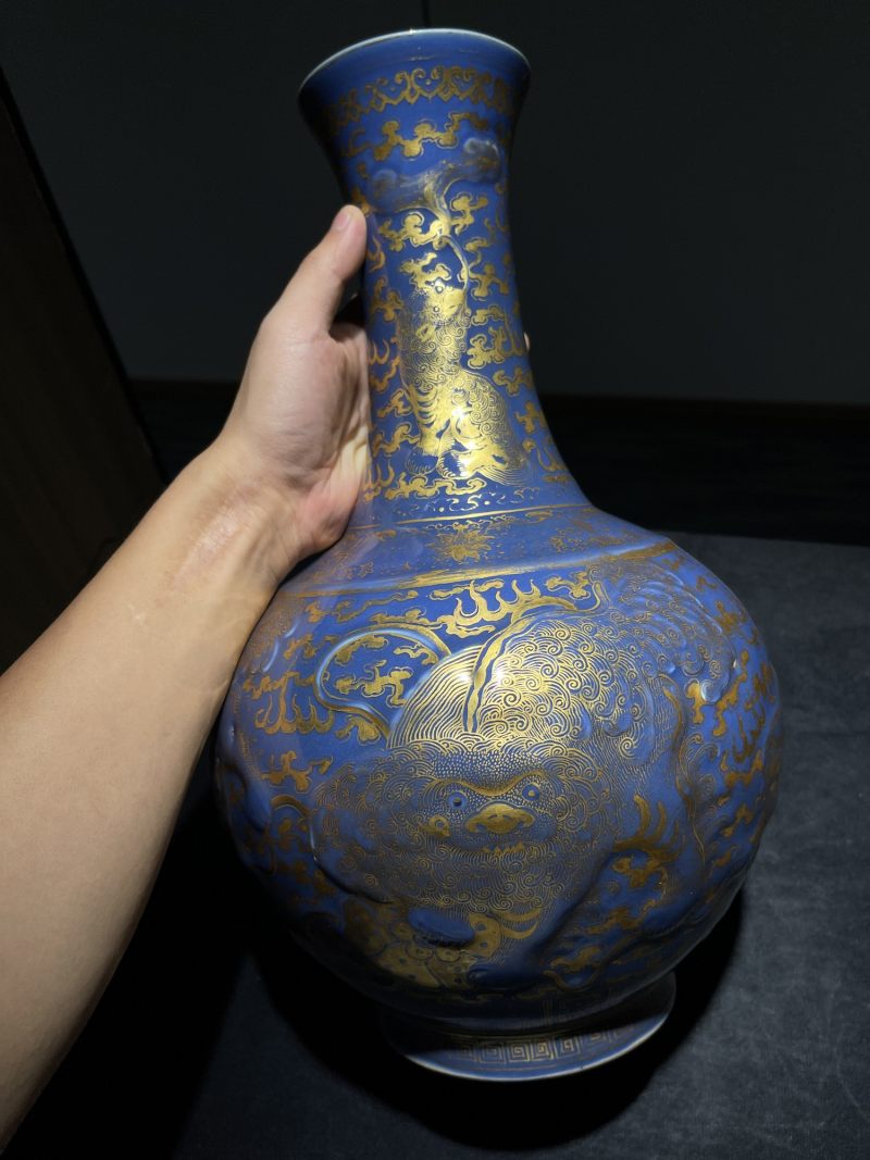 清光绪 祭蓝描金浮雕狮子绣球纹赏瓶 - 图3