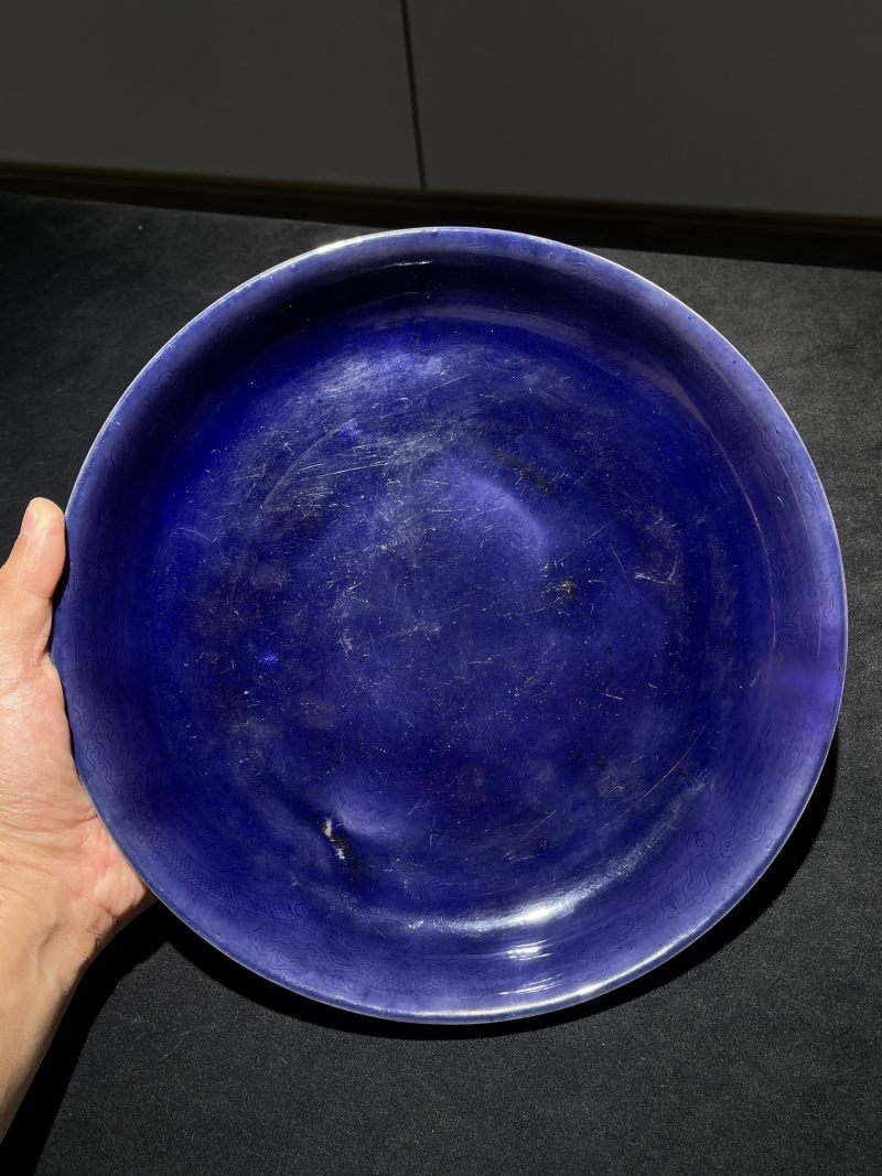 清康熙 茄皮紫釉暗刻龙纹盘 - 图2