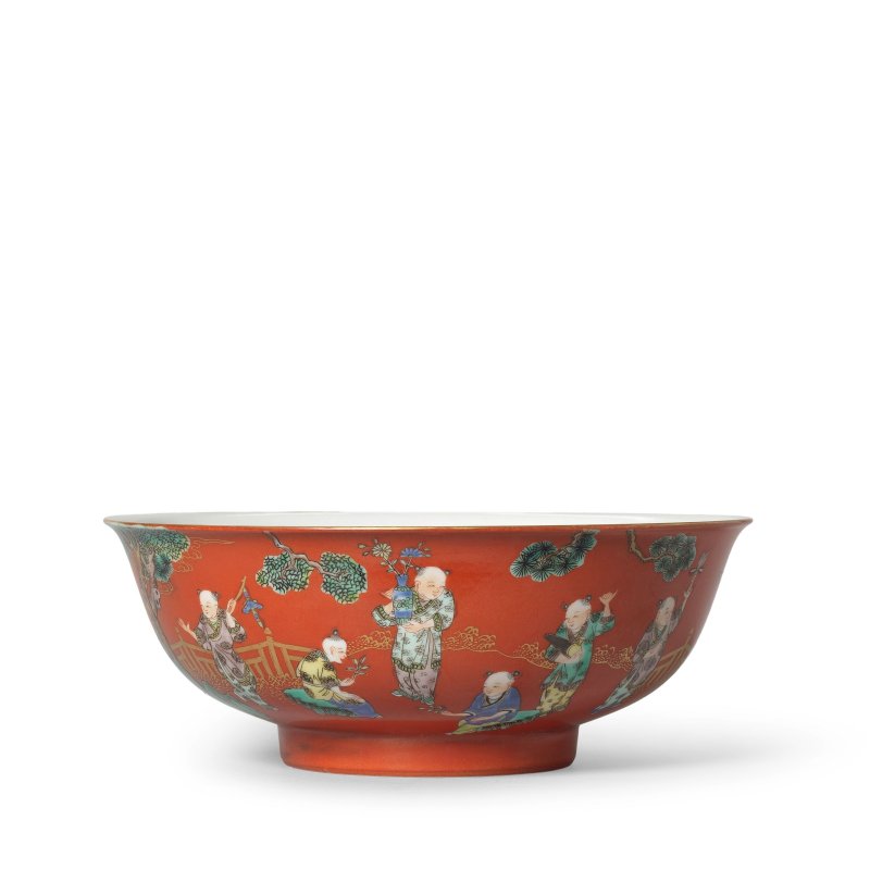 二十世紀 珊瑚紅地五彩描金戲嬰圖盌 | A CORAL-GROUND FAMILLE VERTE AND GILT-DECORATED 'BOYS' BOWL - 图3