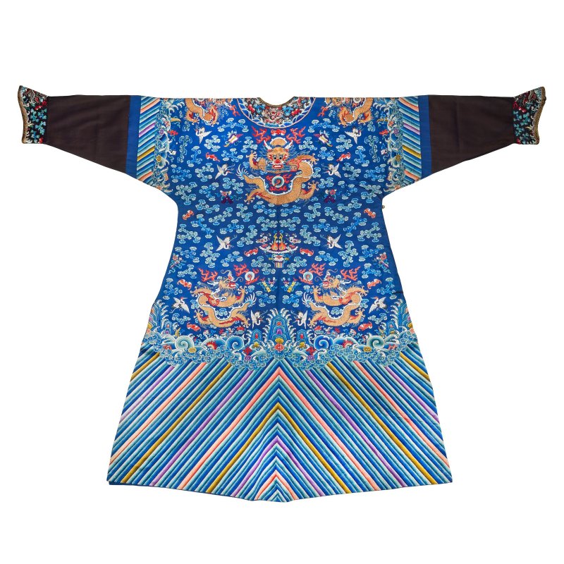 十九世紀 藍地緞綉龍紋吉服 | A BLUE-GROUND SILK EMBROIDERED 'DRAGON' ROBE, JIFU - 图2