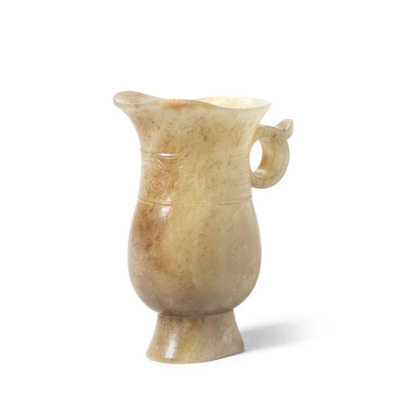 明 青白玉仿古夔龍紋鋬耳觯式杯 | AN ARCHAISTIC PALE GREEN JADE EWER - 图2