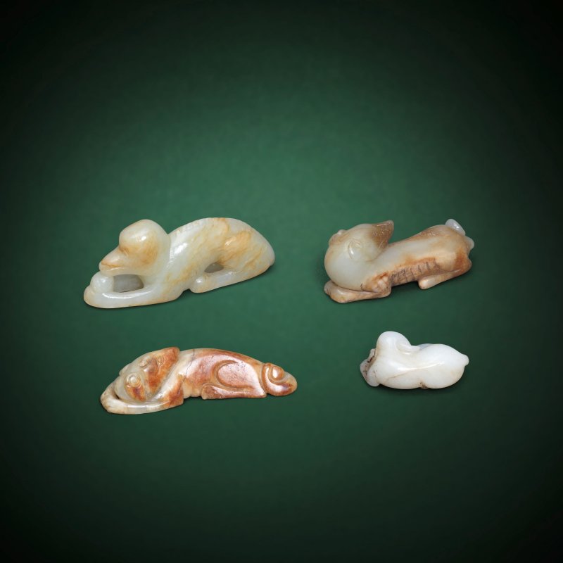 或宋及更晚 玉雕犬一組四件 | A GROUP OF FOUR RECUMBENT HOUND CARVINGS - 图2