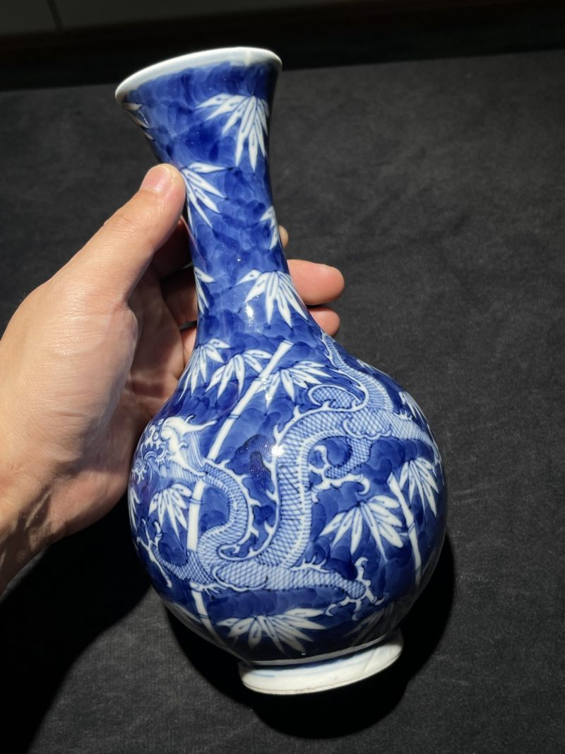 清晚期 青花留白龙纹小赏瓶 - 图5