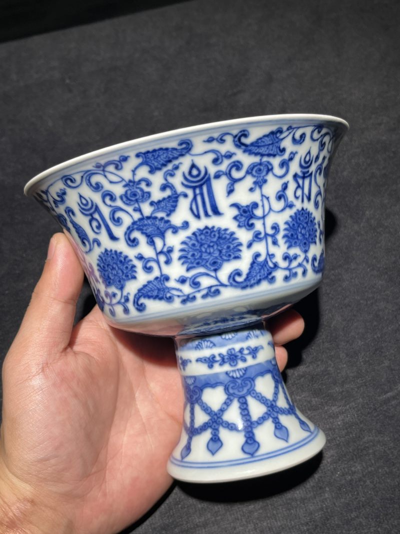 清乾隆 青花莲托梵文高足碗 - 图2