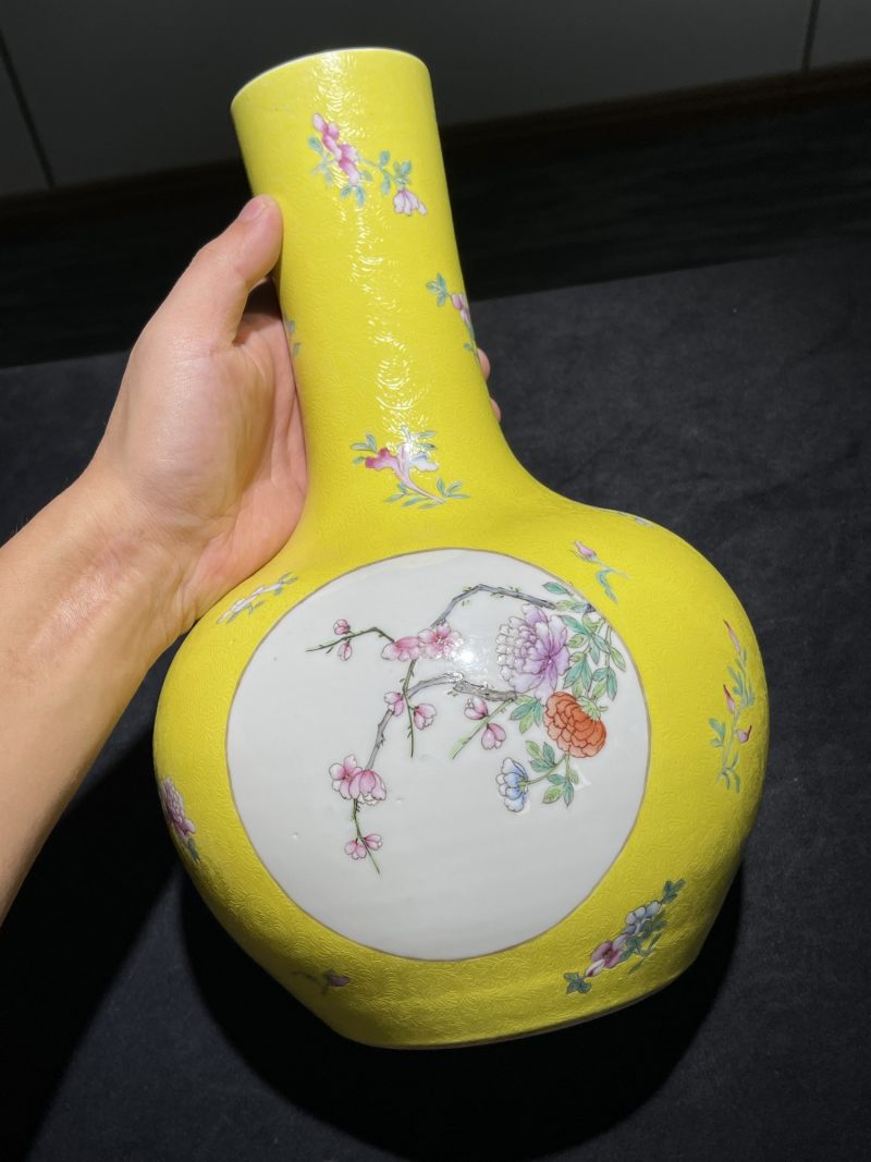 民国 黄地轧道粉彩开光花卉纹天球瓶一对 - 图13