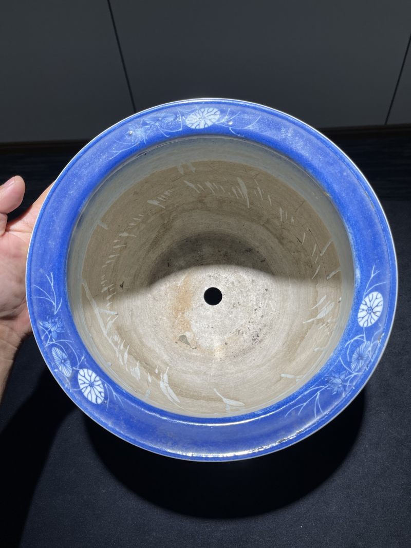 清晚期 洒蓝留白荷塘月色纹花盆 - 图9