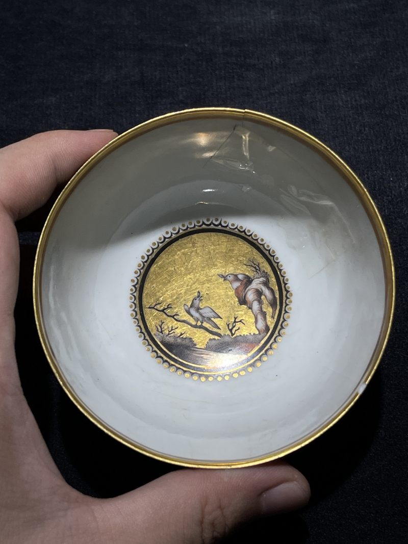 清早期 虎皮三彩碗、金地赭彩人物纹杯 - 图5