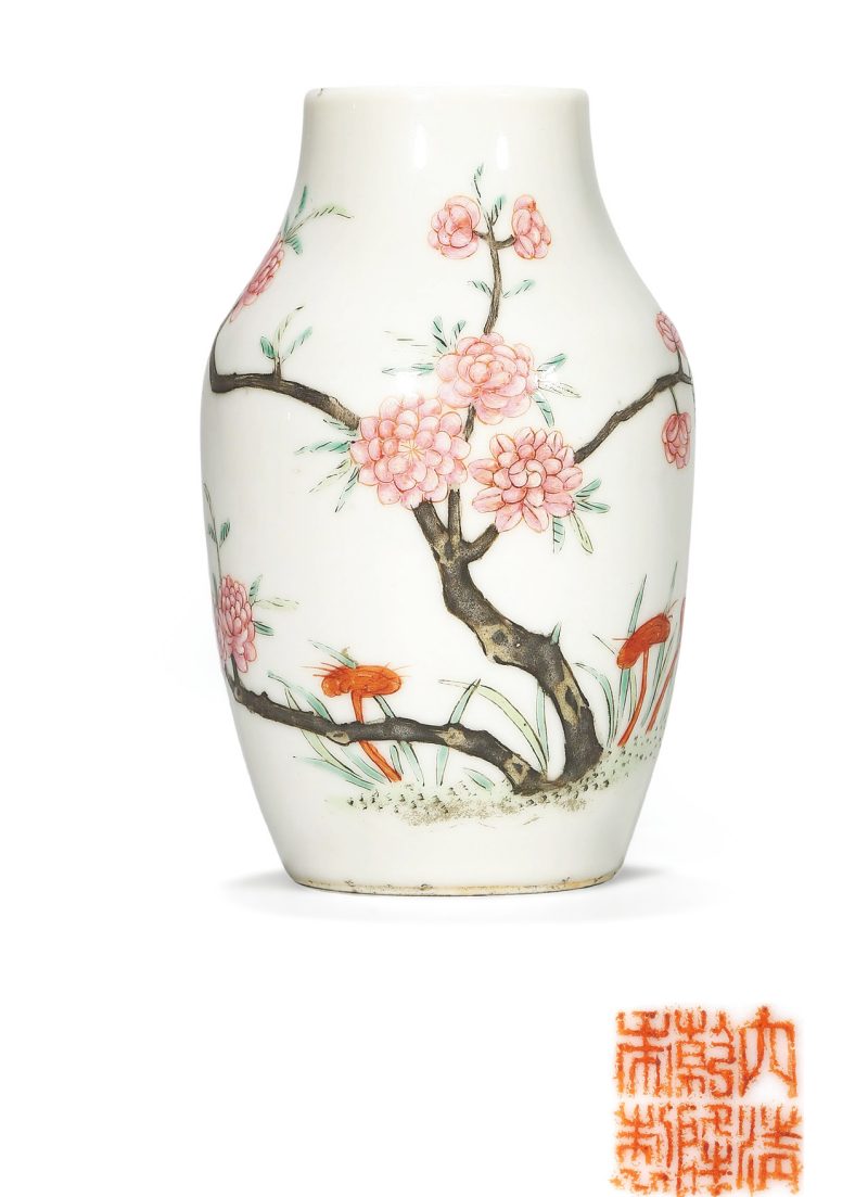 民国 粉彩花卉纹小尊