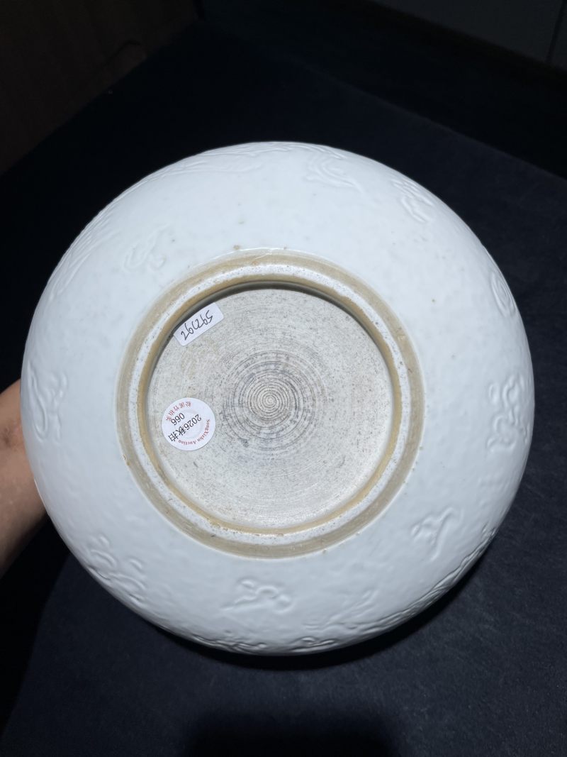 清雍正 白釉暗刻龙凤纹花囊 - 图9