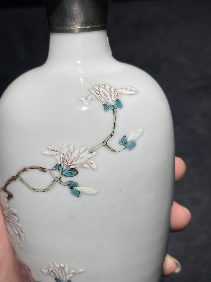 清雍正 粉彩花蝶纹莱菔瓶 - 图5