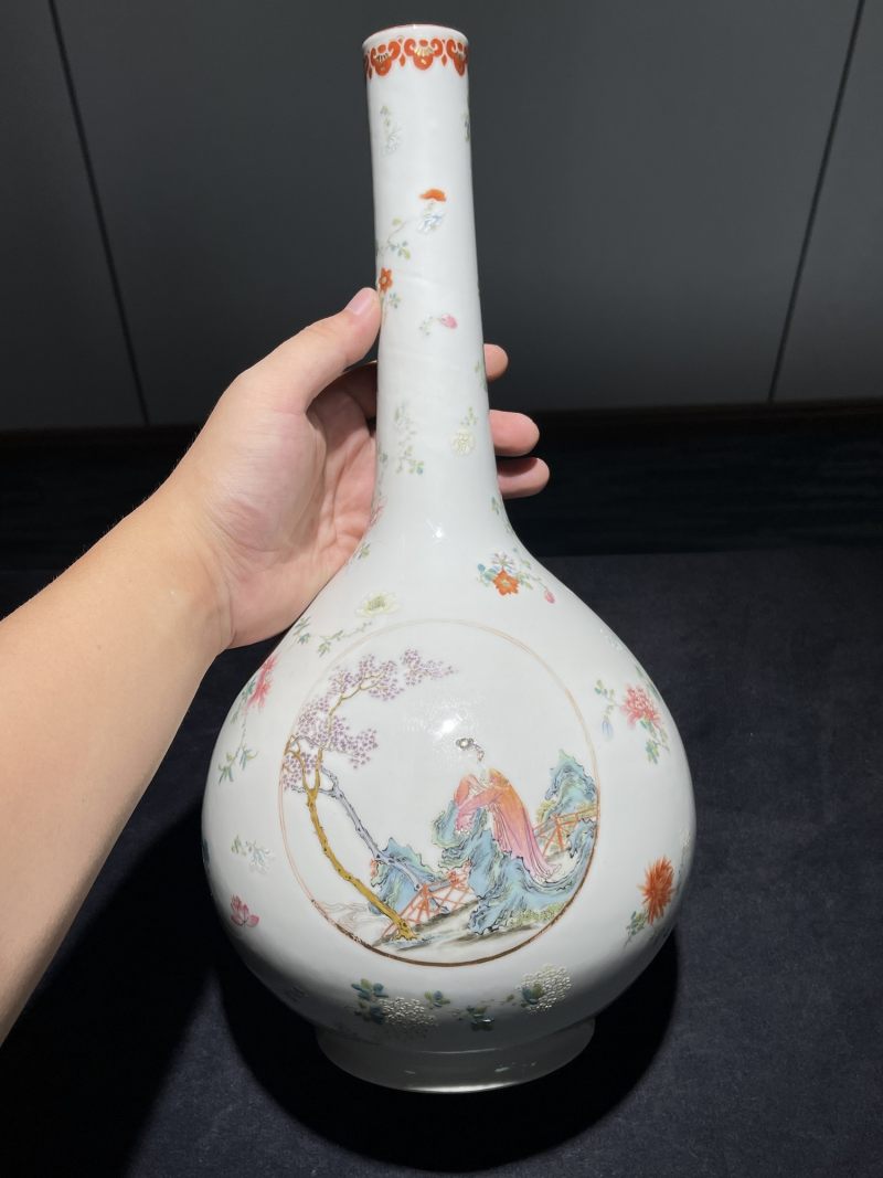民国 粉彩花卉开光人物纹胆瓶 - 图2