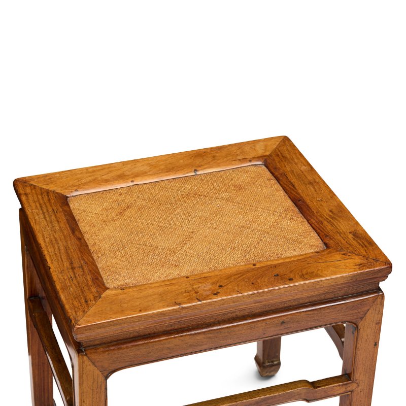 十七/十八世紀 黃花梨有束腰羅鍋棖馬蹄足長方凳一對 | A PAIR OF HUANGHUALI CORNER-LEG STOOLS, FANGDENG - 图4