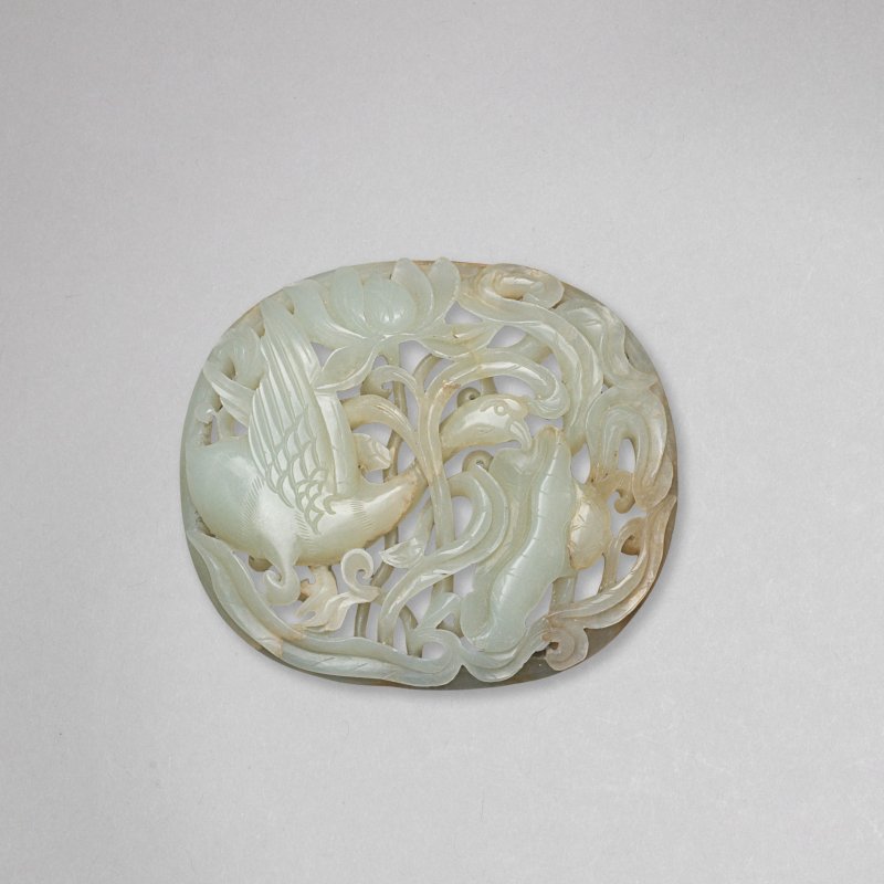 明 青玉鏤雕鵝穿蓮紋帶飾 | A PALE GREEN JADE RETICULATED 'GOOSE AND LOTUS' PLAQUE