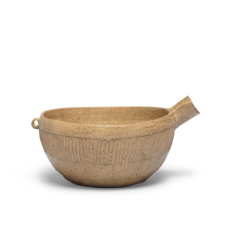 戰國 青釉瓷匜 | A RARE ASH-GLAZED POURING VESSEL, YI