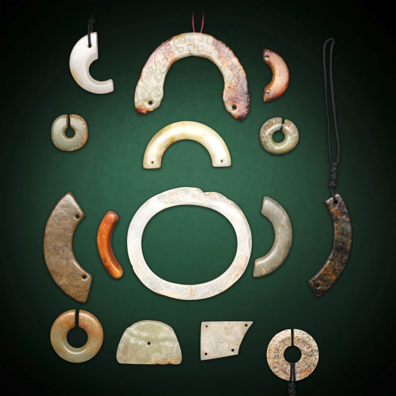 新石器時期及以後 玉環、玉玦、玉璜及其它一組十五件 | A GROUP OF FIFTEEN SLIT RINGS, DISCS, HUANG AND OTHER CARVINGS - 图1