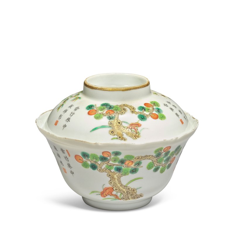 清晚期 粉彩描金歲寒三友紋蓋盌 | A FAMILLE ROSE AND GILT-DECORATED 'THREE FRIENDS' BOWL AND COVER - 图1