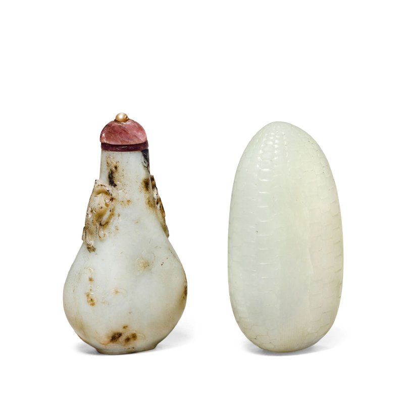 清 黑白玉雕鼻烟壺及玉雕玉米鼻烟壺 | A WHITE AND BLACK JADE SNUFF BOTTLE AND A JADE 'CORN COB' SNUFF BOTTLE