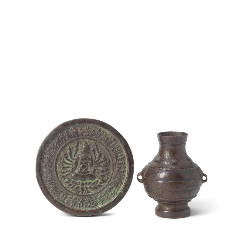 元至明 準提佛母銅鏡及銅壺 | A BRONZE 'CUNDI BODHISATTVA' MIRROR AND A MINIATURE BRONZE VASE, HU