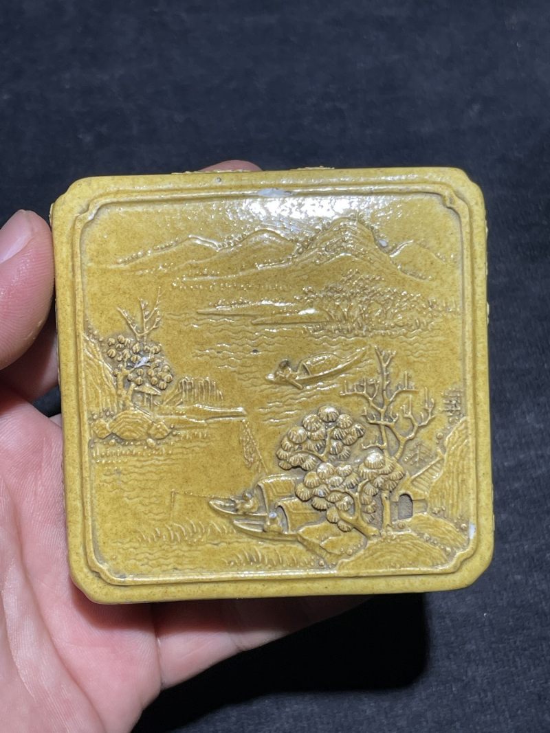 清代 黄釉雕瓷山水纹四方倭角印盒 - 图2