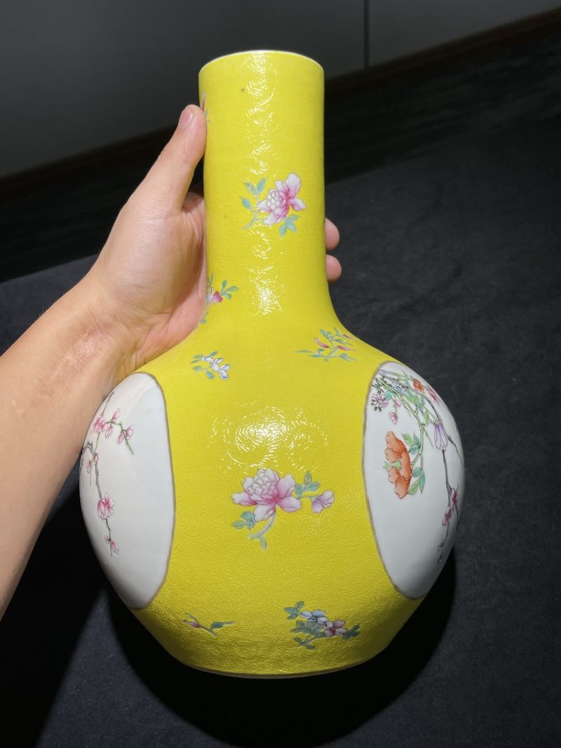 民国 黄地轧道粉彩开光花卉纹天球瓶一对 - 图3