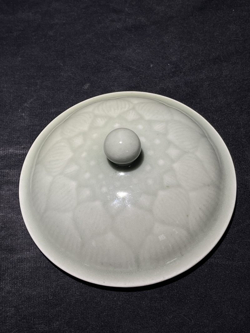 清中期 仿龙泉釉暗刻莲花型盖碗 - 图9