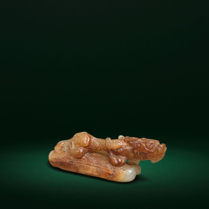 宋/元 玉辟邪 | A RARE PALE GREEN AND RUSSET JADE CARVING OF A BIXIE - 图1