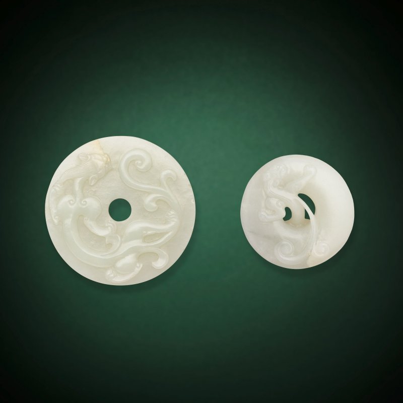十八及十九世紀 青白玉螭龍紋璧 一組兩件 | TWO ARCHAISTIC JADE 'CHILONG' DISCS, BI - 图3